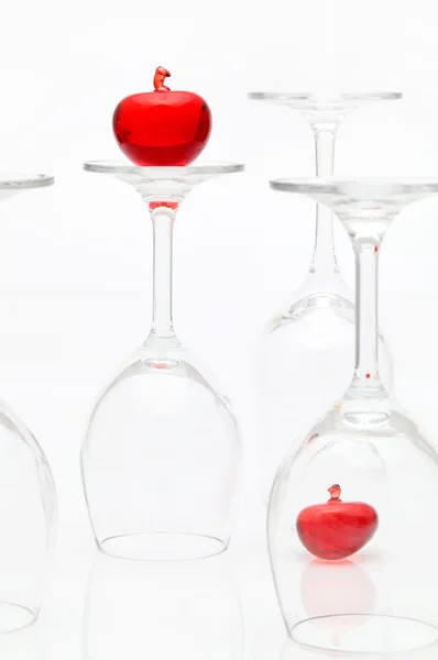 玻璃苹果和红酒杯 — 图库照片
