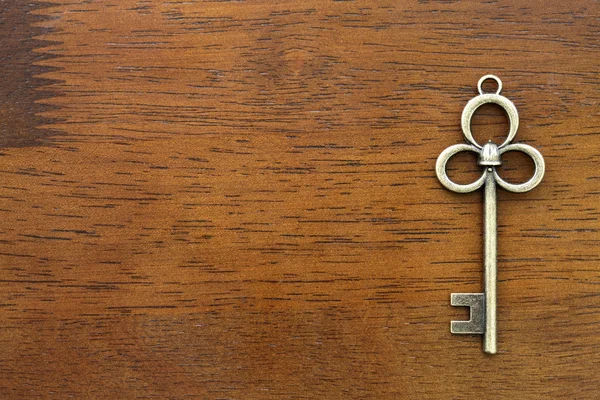 Oude sleutel op een houten tafel — Stockfoto