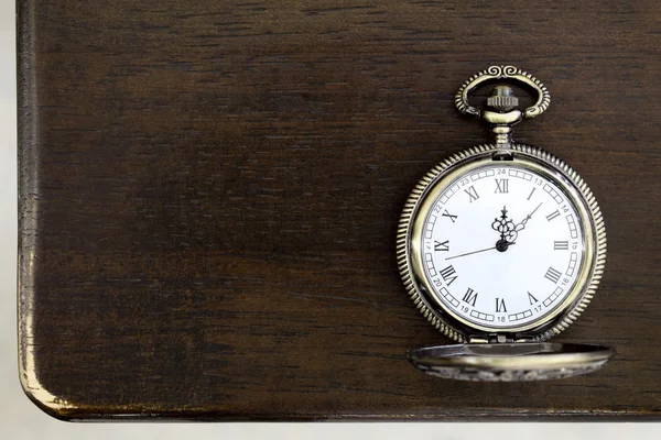 Zegarek kieszonkowy na drewnianym stole — Zdjęcie stockowe