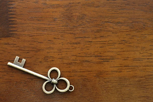 나무 탁자 위의 오래 된 열쇠 — 스톡 사진