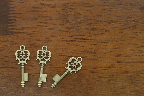 Velha chave em uma mesa de madeira — Fotografia de Stock