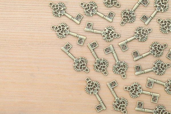 Vecchie chiavi su tavola di legno — Foto Stock