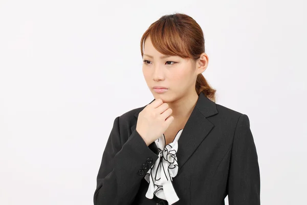 Молода азіатська бізнес жінка думає — стокове фото