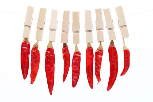 Rode peppers opknoping op wasknijper — Stockfoto