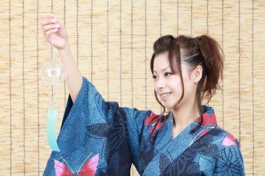 geleneksel kıyafetleri ile wind-bell kimono Japon kadın