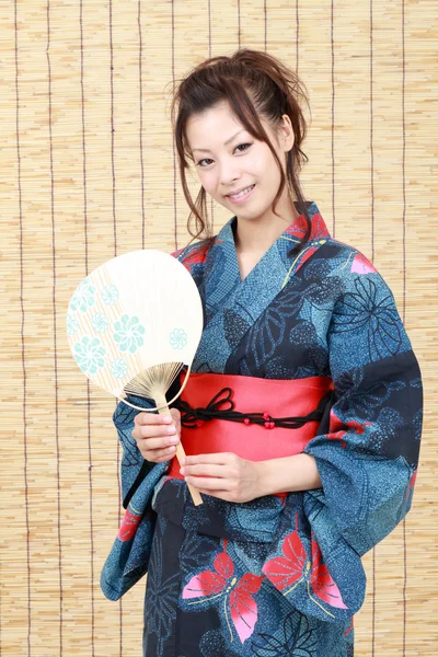 Kimono geleneksel giysiler içinde genç Japon kadın — Stok fotoğraf