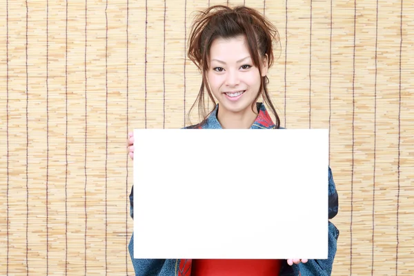 Японская женщина в традиционной одежде Кимоно с рекламным щитом — стоковое фото