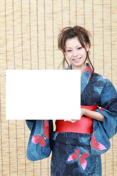 Japonská žena v tradičním oblečení, kimona s billboard — Stock fotografie