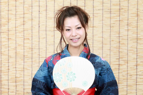 Joven mujer japonesa en ropa tradicional de kimono — Foto de Stock