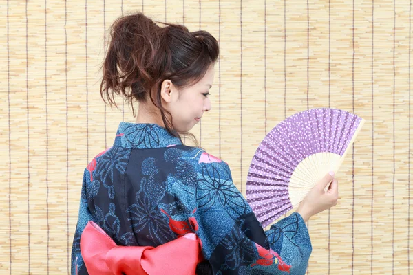 Asiatisk kvinna i traditionella kläder av kimono — Stockfoto
