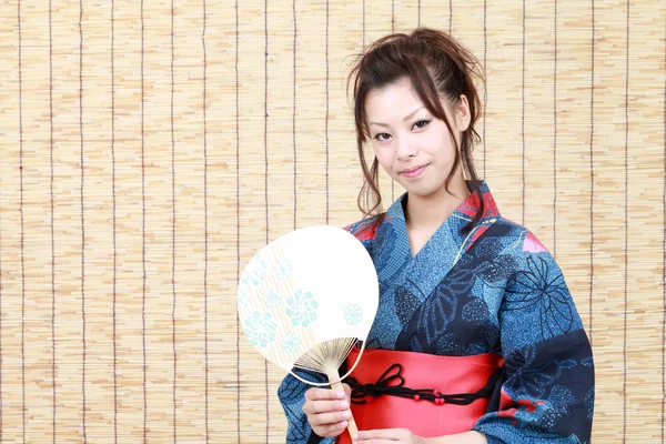 Young japanese woman in traditional clothes of kimono — Stock Photo, Image