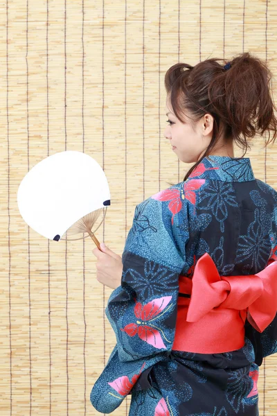 일본 여자 기모노의 전통 옷을 입고 — 스톡 사진