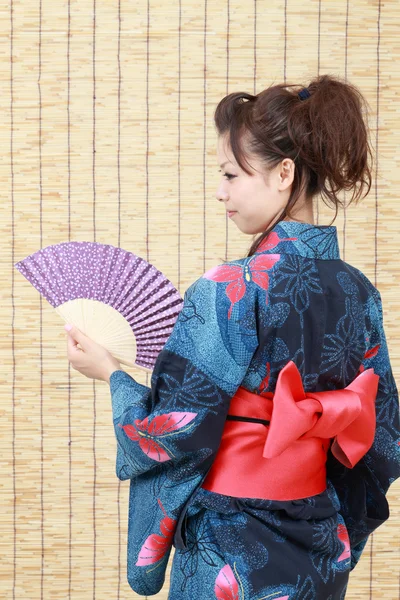 Kimono geleneksel giysiler içinde Asyalı kadın — Stok fotoğraf