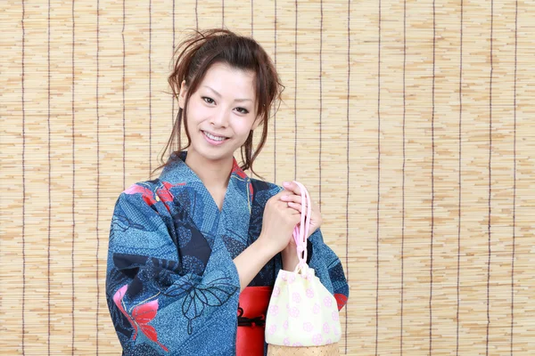 Ιαπωνική γυναίκα με παραδοσιακά ρούχα του κιμονό με τσάντα — Φωτογραφία Αρχείου