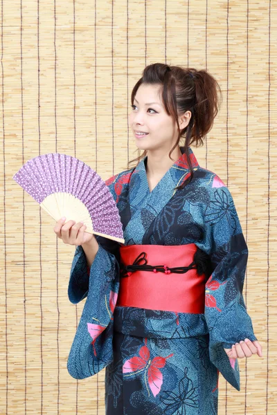 Mujer japonesa en ropa tradicional de kimono con abanico japonés —  Fotos de Stock