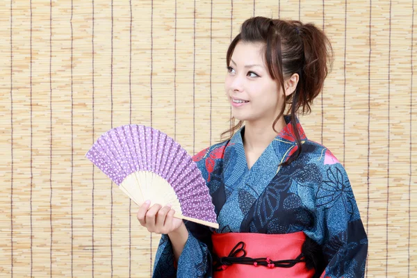 Mujer japonesa en ropa tradicional de kimono con abanico japonés —  Fotos de Stock