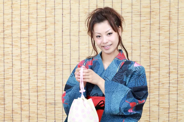 Japanese woman in traditional clothes of Kimono with bag — Stock Photo, Image