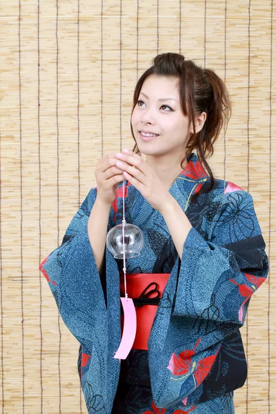 Mujer japonesa en ropa tradicional de Kimono con campana de viento — Foto de Stock