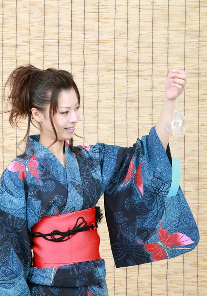 Mulher japonesa em roupas tradicionais de Kimono com sino de vento — Fotografia de Stock