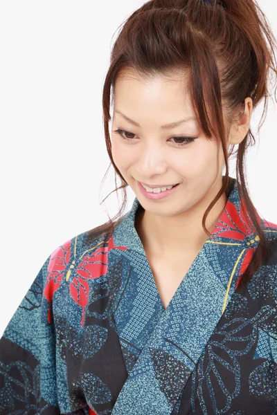 Jovem mulher japonesa com roupa tradicional quimono — Fotografia de Stock