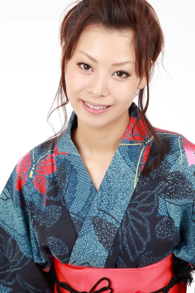 Joven mujer japonesa con ropa tradicional kimono —  Fotos de Stock