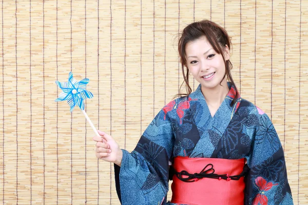 Японская женщина в традиционной одежде кимоно — стоковое фото
