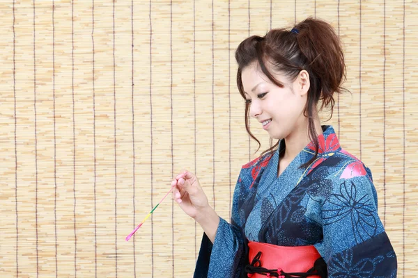 Ιαπωνική γυναίκα με παραδοσιακά ρούχα του κιμονό — Φωτογραφία Αρχείου