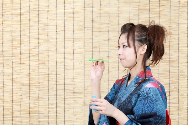 Mujer japonesa en ropa tradicional de kimono —  Fotos de Stock