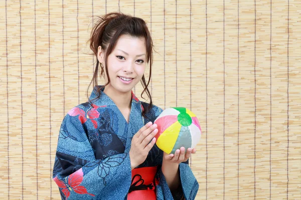 Mujer japonesa en ropa tradicional de kimono — Foto de Stock