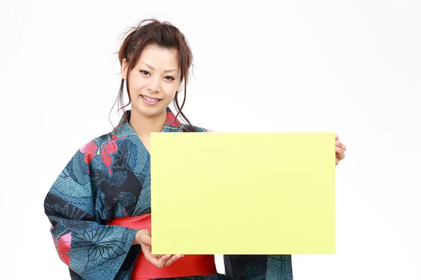 Donna giapponese in abiti tradizionali di kimono — Foto Stock