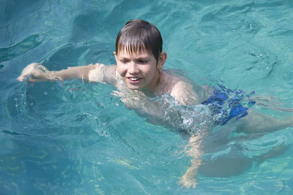 Kid in a swimming pool — Stock Photo, Image