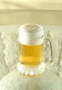 gitar çalan bir bira bardağı eğimli