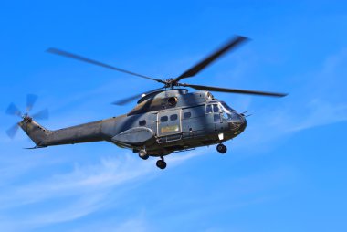 Mavi gökyüzü karşı helikopter