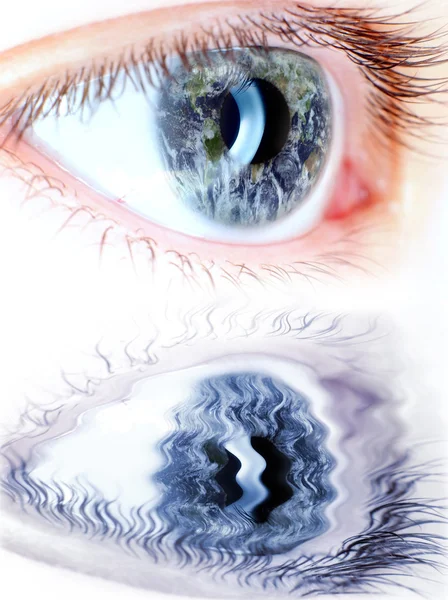 Голубой глаз в макросе с картой Земли — стоковое фото