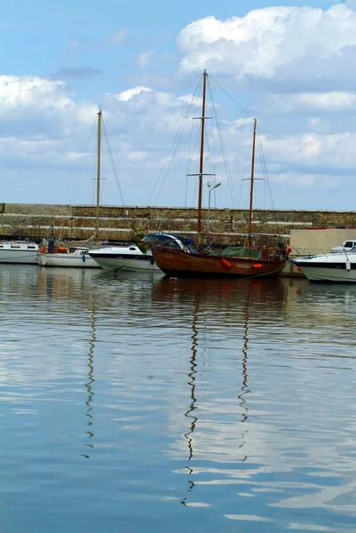 Boote im Hafen mit Wasserspiegelung — Stockfoto