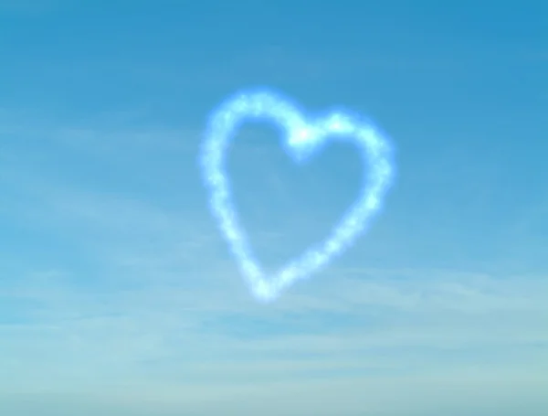 Сердцевидные облака на голубом небе — стоковое фото