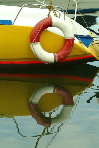 Πίσω μέρος του ένα σκάφος με ζωή δαχτυλίδι που επισυνάπτεται, ωραία νερού αντανακλάσεις — Φωτογραφία Αρχείου