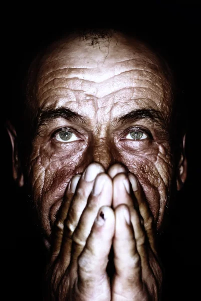Öreg ráncos ember imádkozik — Stock Fotó