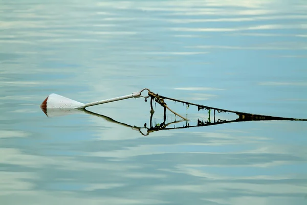 Boot vlot zwevende, mooie reflecties en waterdruppels — Stockfoto