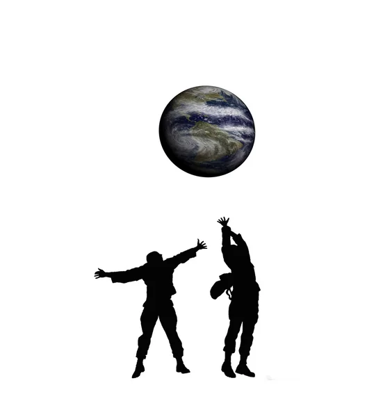 Silhouetten spielen mit dem Planeten Erde — Stockfoto