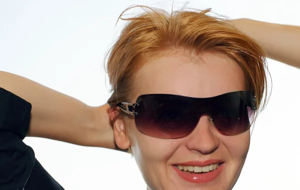 Gyönyörű fiatal nő napszemüveggel — Stock Fotó