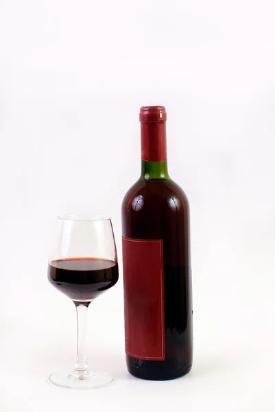 Glas rött vin och en flaska — Stockfoto