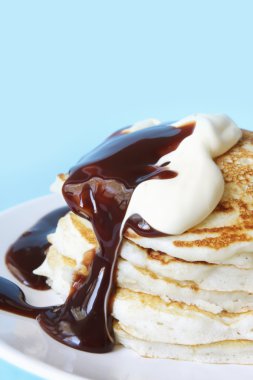 çikolata şekerleme ve krema ile Pancakes