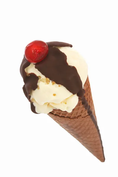 Cone de sorvete com chocolate e cereja — Fotografia de Stock