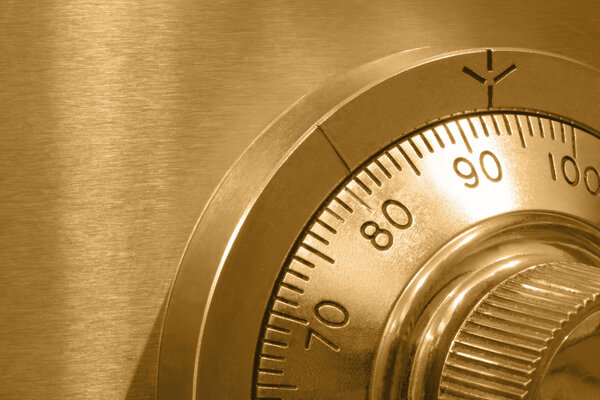 безопасный замок в золоте