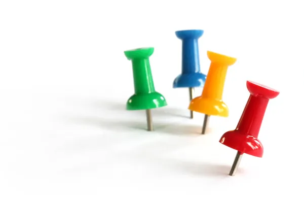 Pushpins em cores primárias — Fotografia de Stock