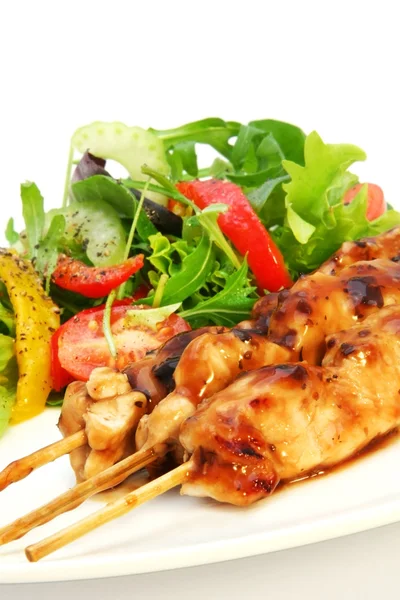 Chicken Satay und Salat — Stockfoto