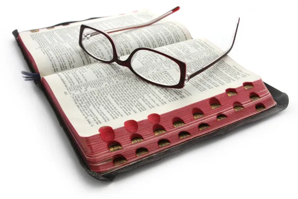 Bíblia aberta com óculos — Fotografia de Stock