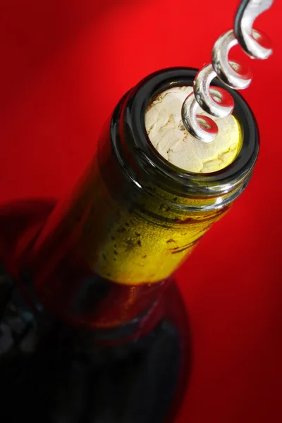Uncorking vinho tinto — Fotografia de Stock