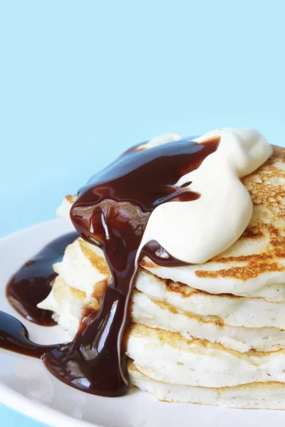 チョコレート ファッジやクリームとパンケーキ — ストック写真